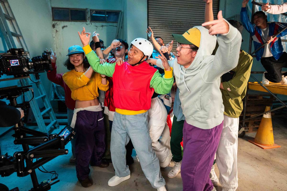 邰智源化身街舞選手，邀全民共舞。(文總提供)
