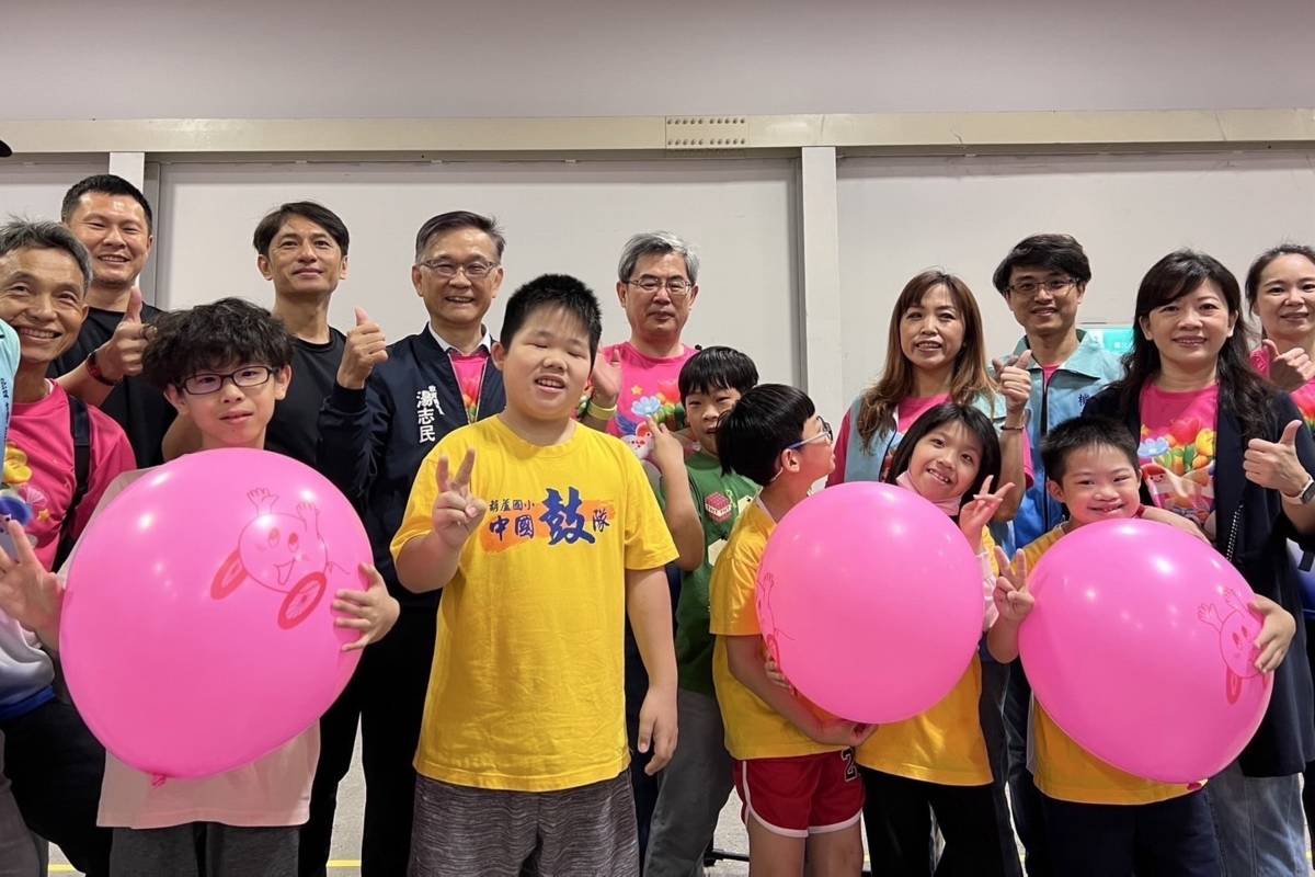 「氣球排球」透過輕盈的氣球，降低了傳統排球的難度，讓每位參與者都能享受到運動的樂趣