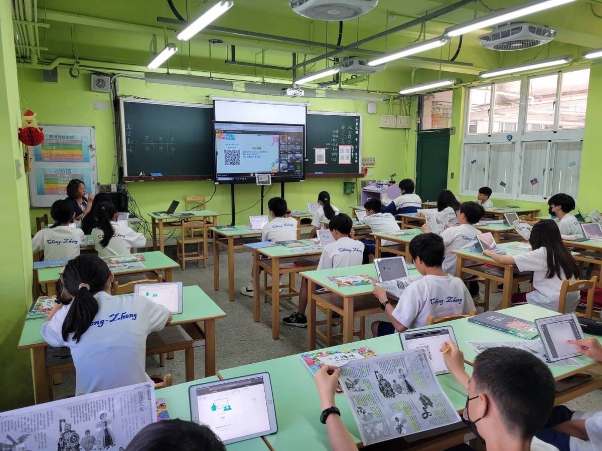 晨間時光進行自主閱讀趣活動，學生專注聆聽Hiteach互動介面說明