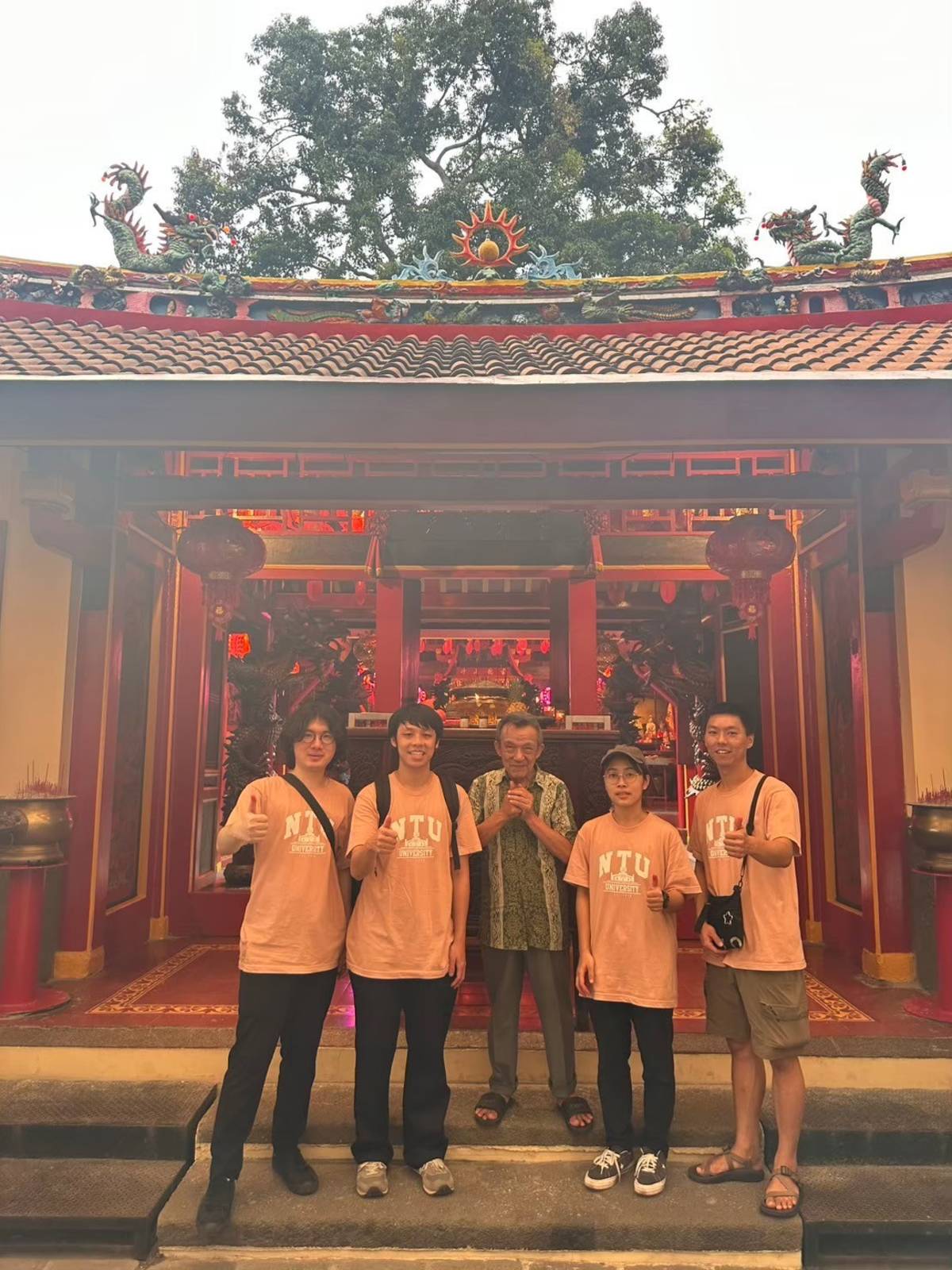 陳為炎和同學們一起到印尼當志工，學習多元文化