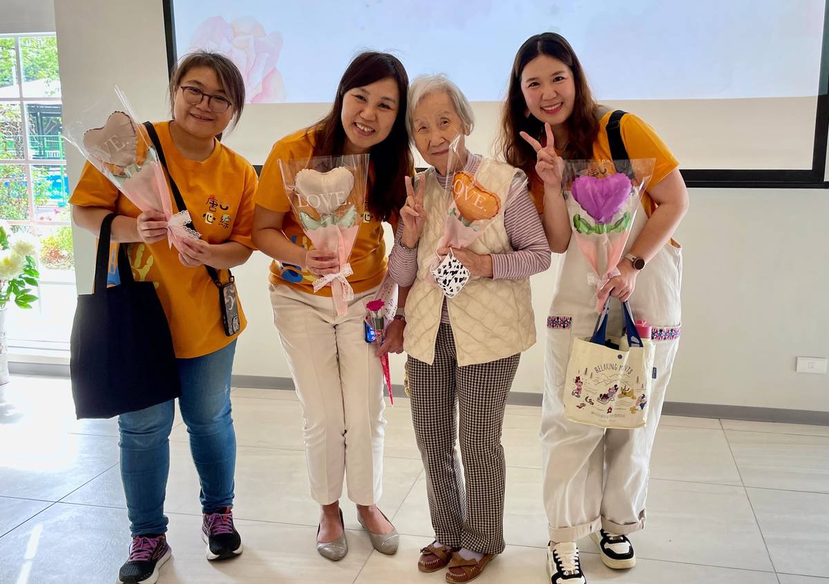 新北特校師生到天使居慶祝溫馨母親節