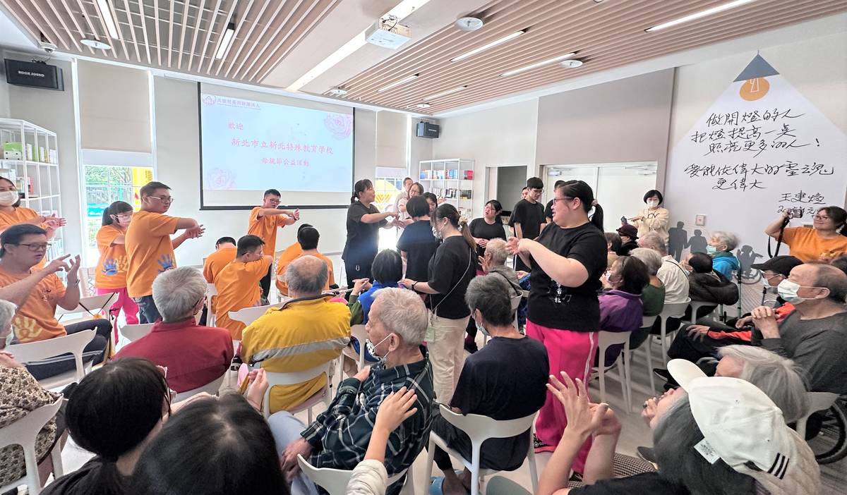 新北特校學生為天使居長輩們以手語歌互動