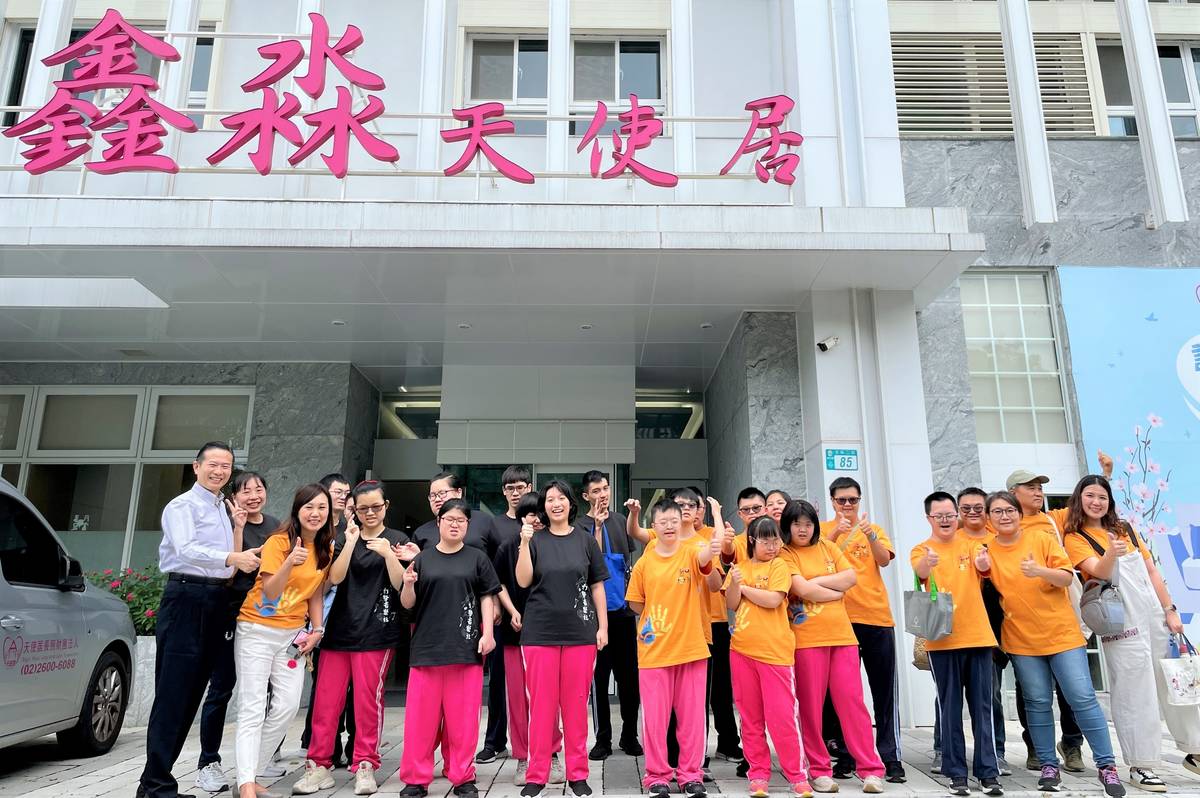 新北特校學生送愛到鑫淼天使居