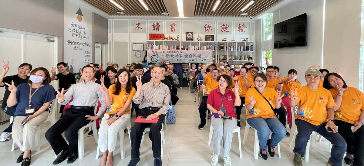 鑫淼天使居董事長姚霽光與新北特校師生合影