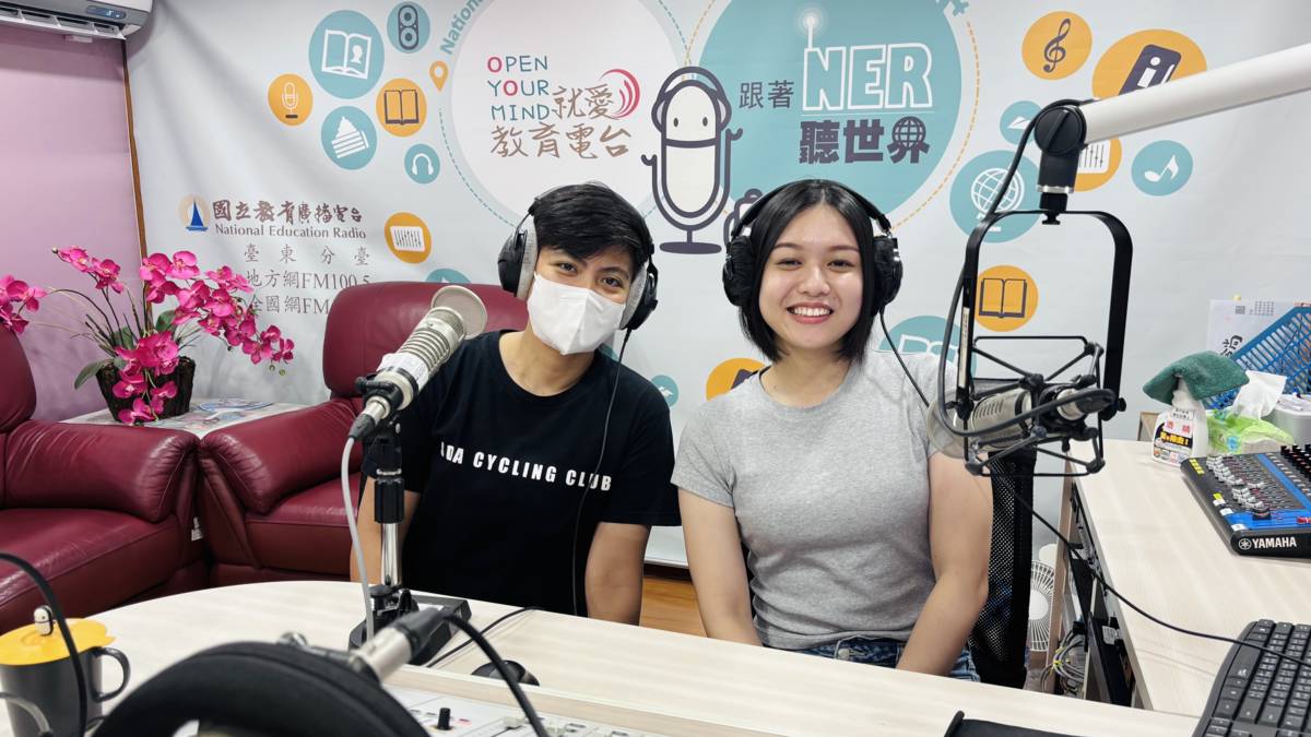 靖宜護理長(左)與沛樺護理師分享職場生活與經驗