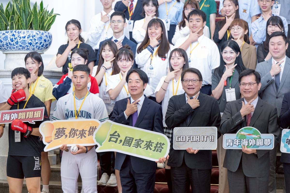 賴清德總統今天(13日)接見今年度「青年百億海外圓夢基金計畫」第一梯次獲選的青年代表，並合影。(取自總統府flickr)