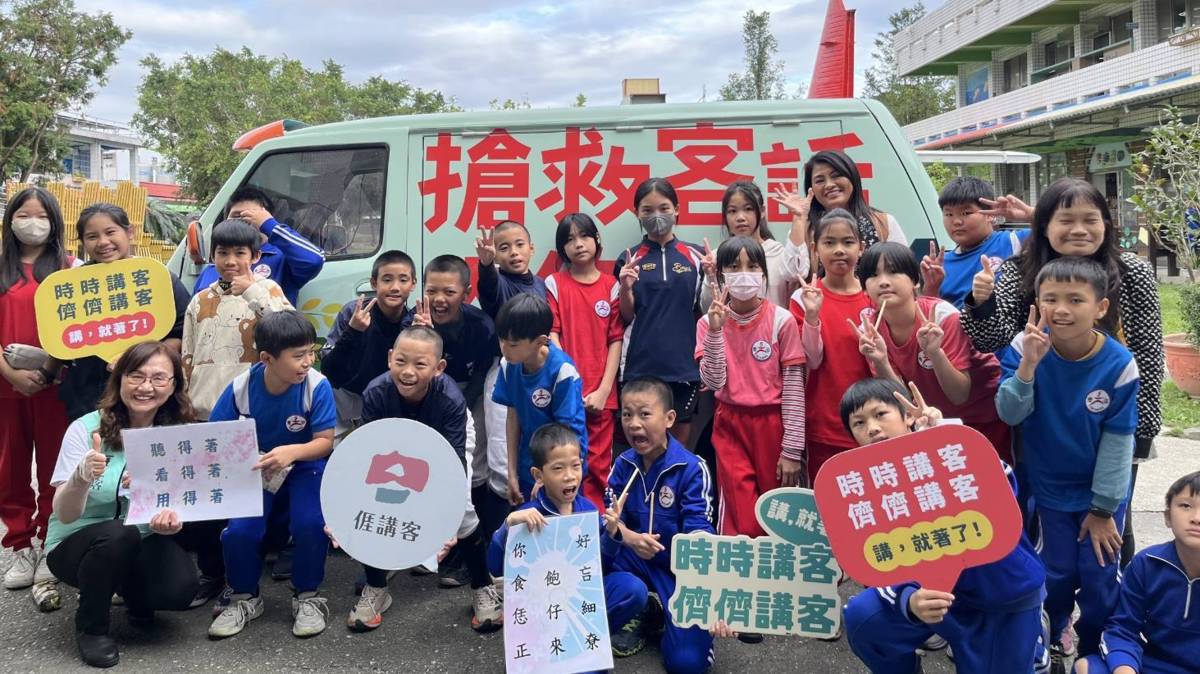 月嬌老師到校園和學生宣講客語