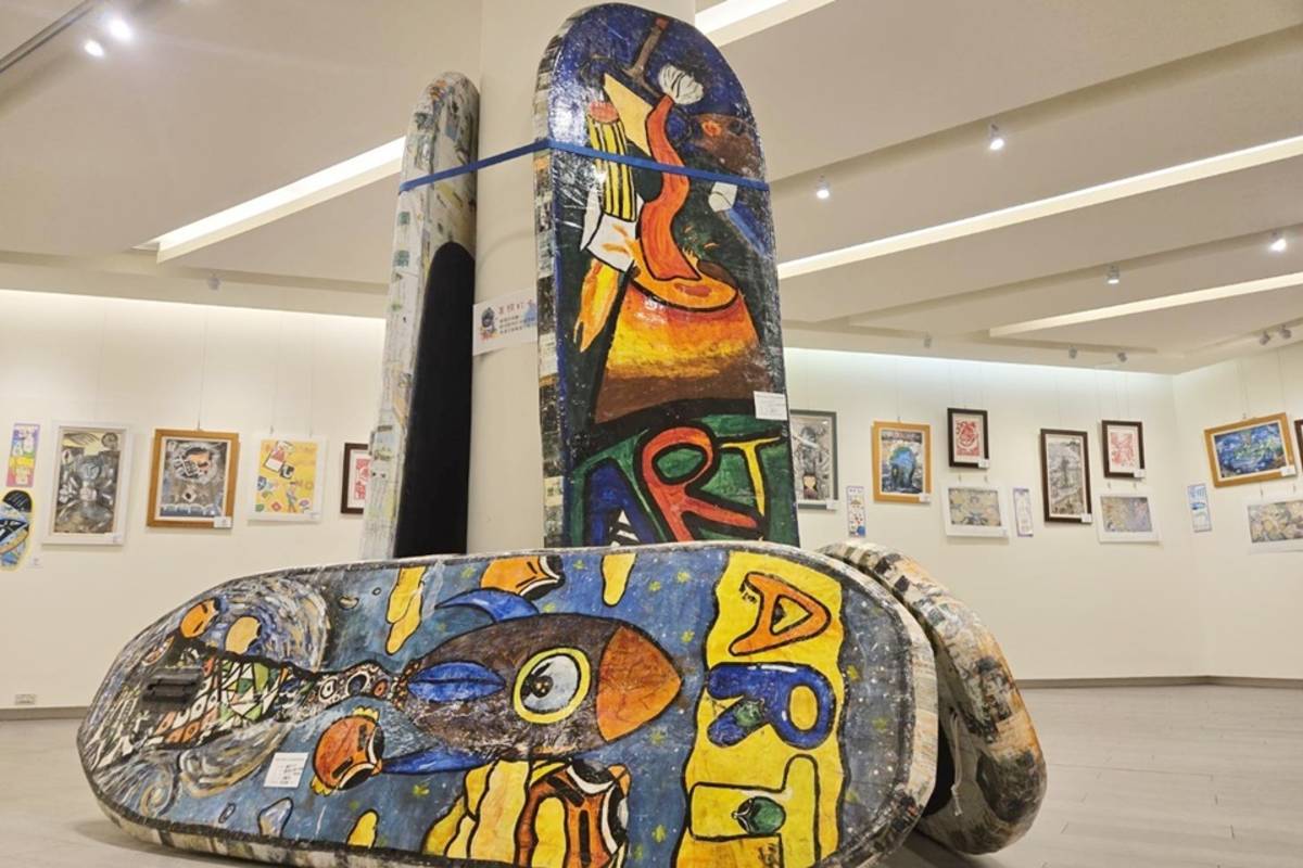 臺東縣新生國小美術班第10屆畢業美展暨聯合展覽登場，展場中立著6件大型創作，是21位應屆畢業生將廢棄課本、作業簿一張張撕下，貼上軟墊製成的SUP板。