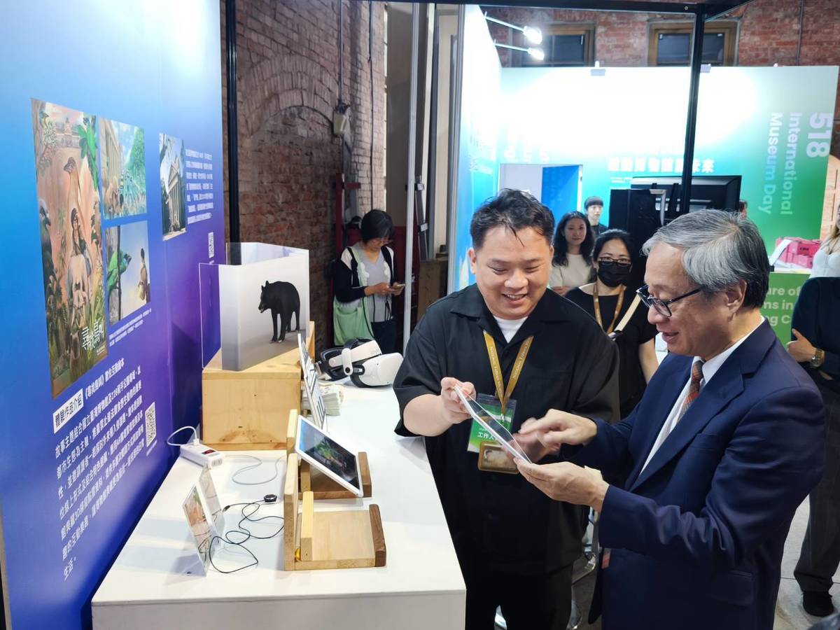 文化部部長李遠逛臺博館攤位，了解博物館的特色與科技應用。