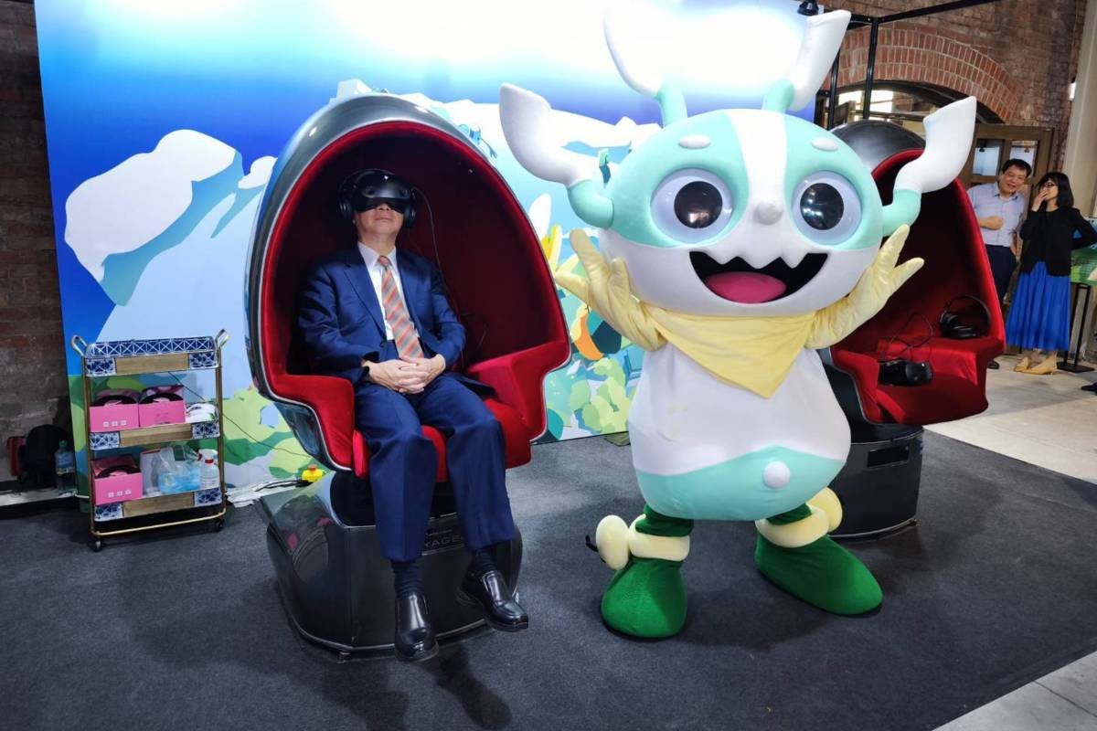 國立歷史博物館推出VR科技，文化部部長李遠特別親身體驗。