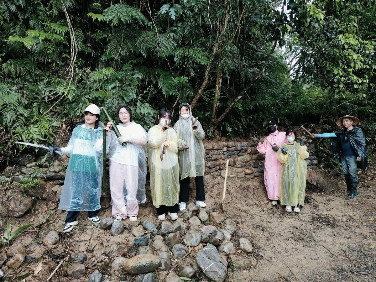 元智大學學生進行步道竹枝修砍。(元智大學提供)