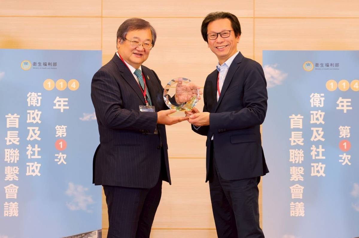 花蓮衛生局長(右)代表受獎