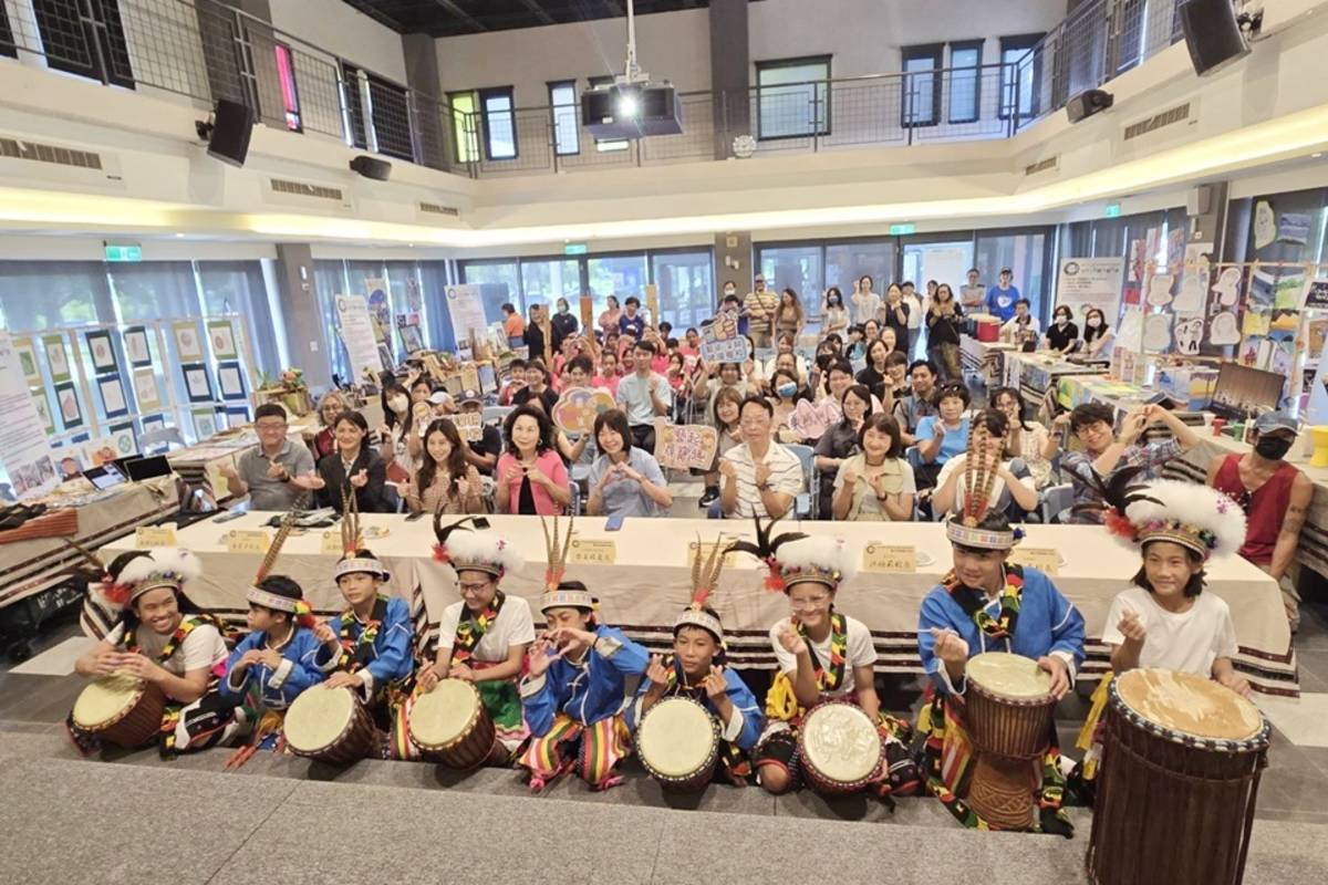臺東縣府今(14)日舉辦113學年度國中小藝術與美感深耕計畫成果發表會，邀請9所學校呈現結合在地文化特色與創意教學的課程。