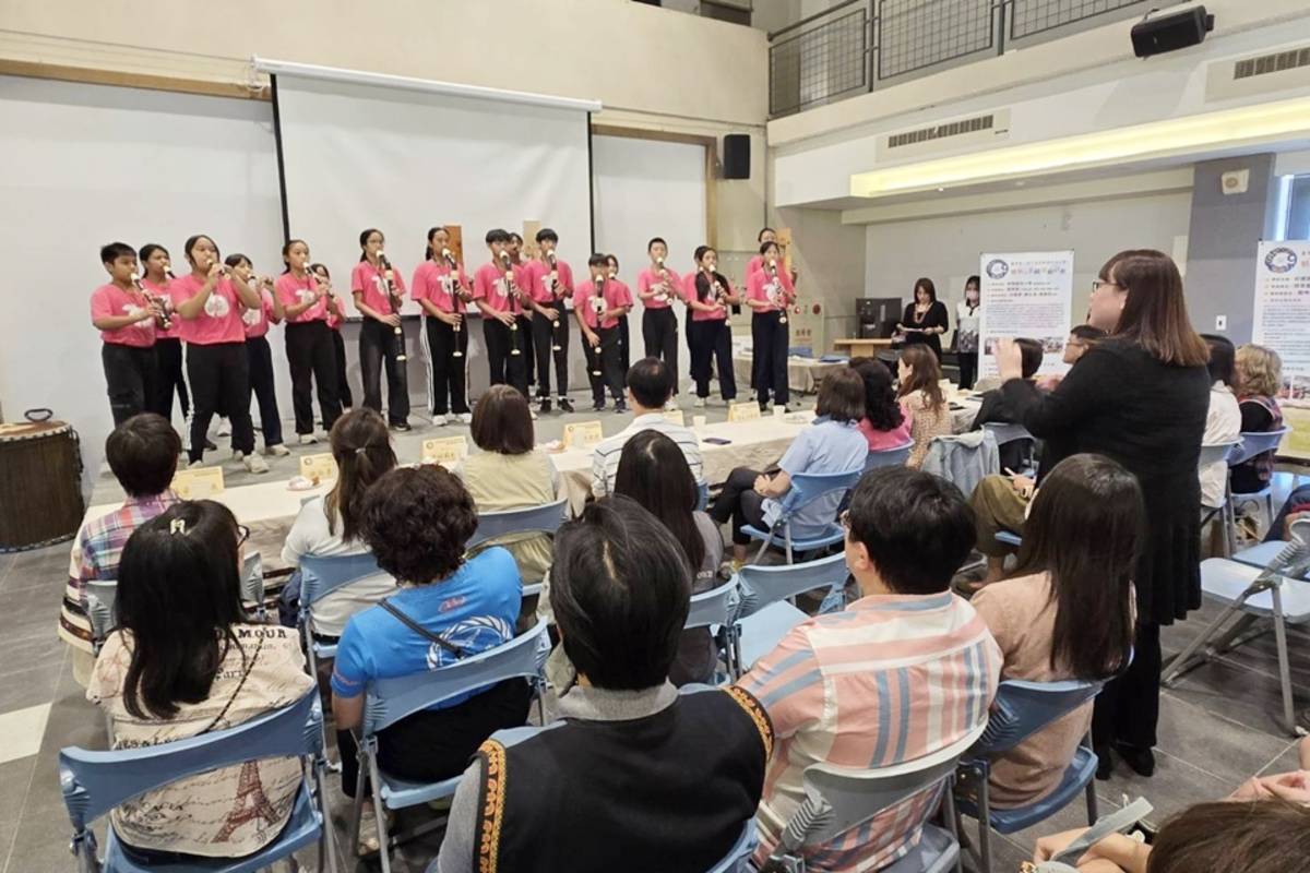 豐年國小直笛社團學生登臺獻奏，為成果發表會揭開序幕。