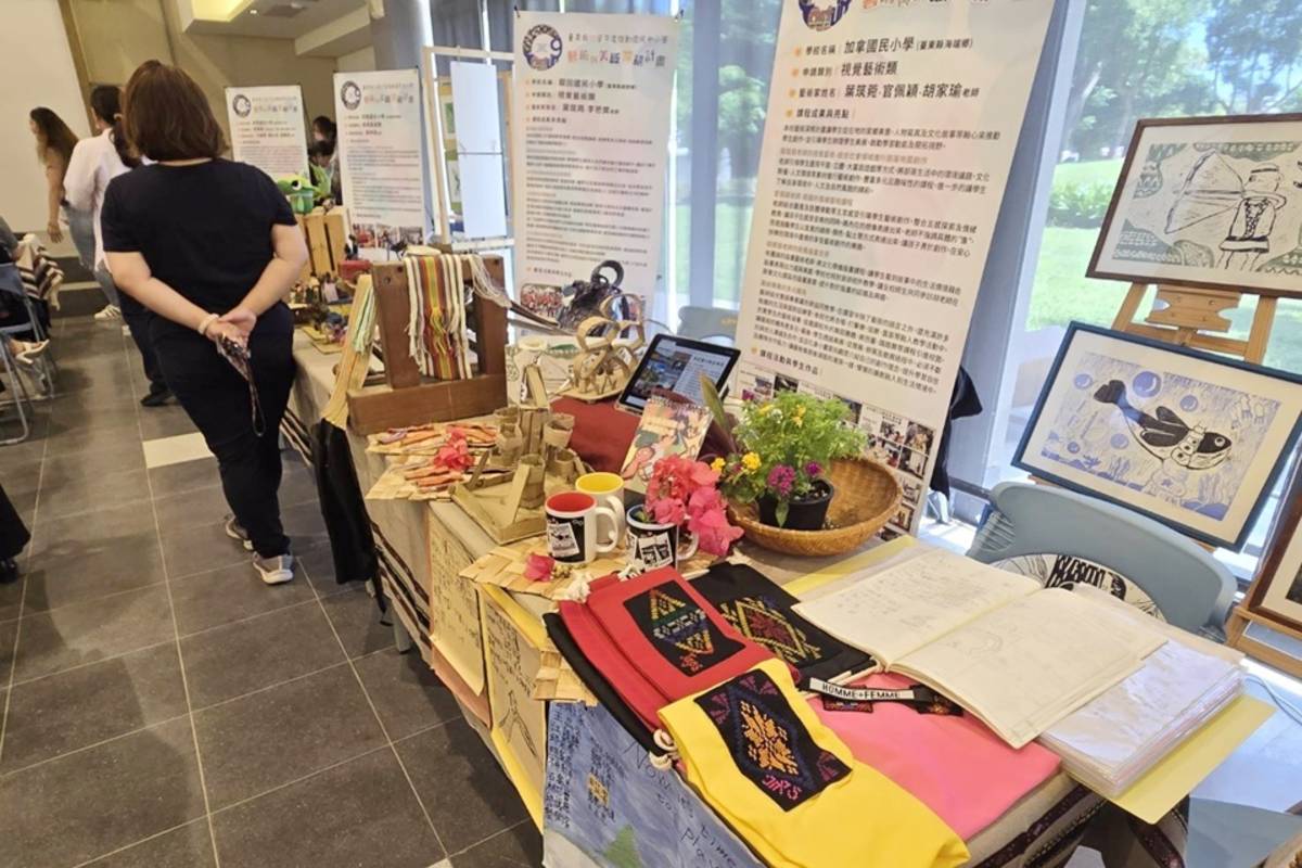 臺東縣府今(14)日舉辦113學年度國中小藝術與美感深耕計畫成果發表會，邀請9所學校呈現結合在地文化特色與創意教學的課程。