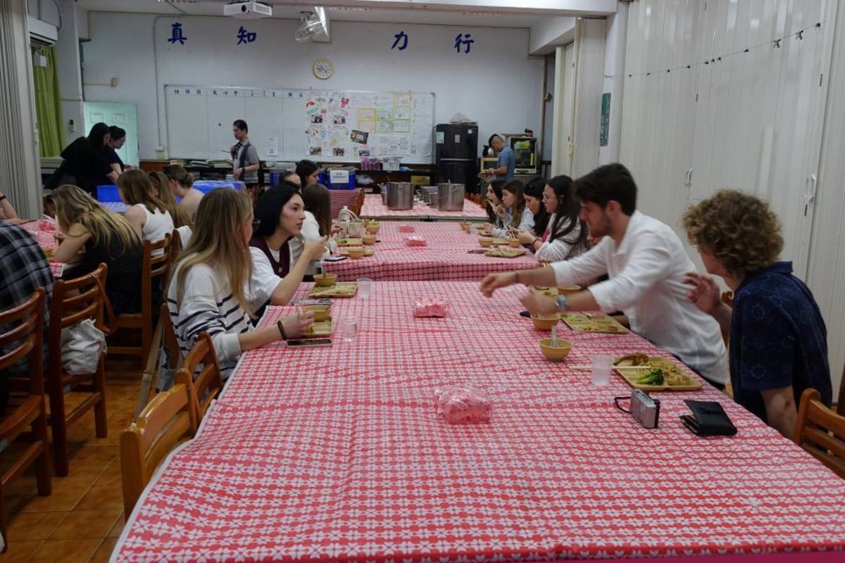 奧地利大學師生參訪力行國小，體驗學校營養午餐