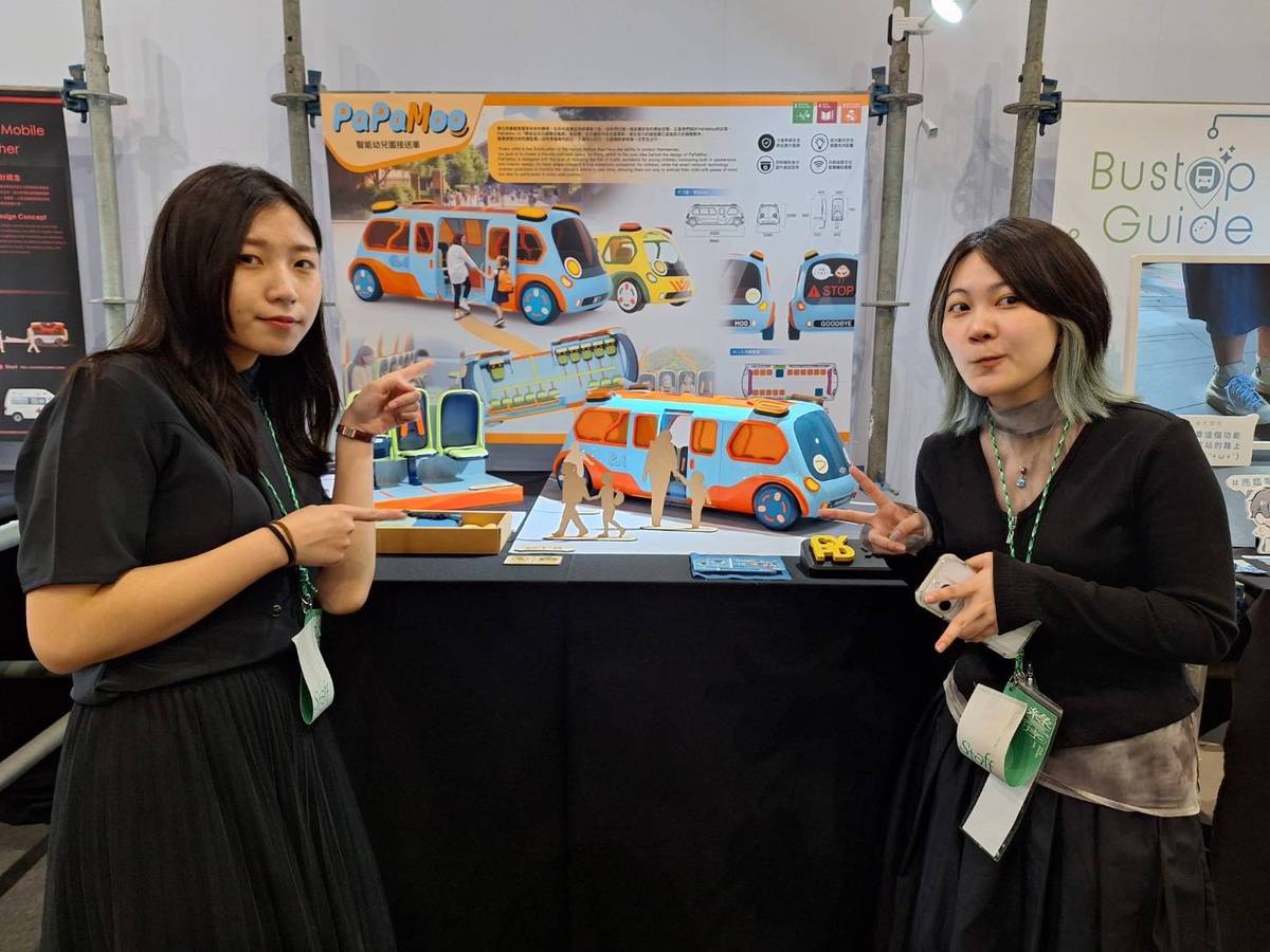 林多亞、潘薇捷同學共同創作作品《PaPaMoo 幼兒智能接送車》，以富有親和力與生命感的設計語彙，打造兼具安全性與智能科技的幼兒交通工具，展現人性化的智慧交通新想像。(中原大學提供)