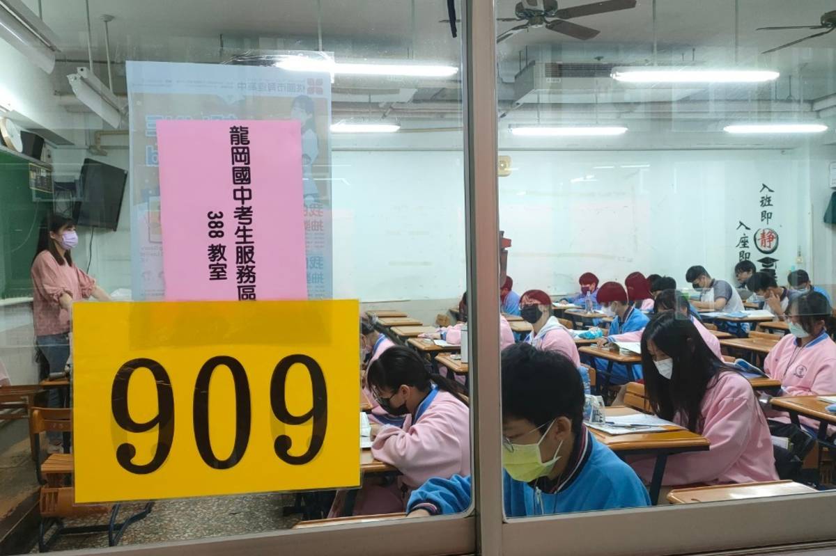 國中會考將在17日登場，桃園市國中教育會考試務會特別提醒考生，不要違規。圖為113年國中會考情形。(桃園市教育局提供)