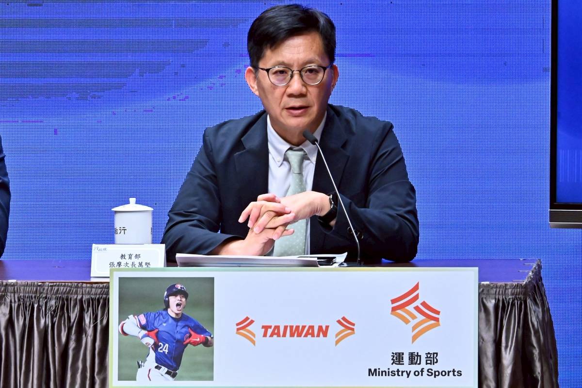 教育部次長張廖萬堅說明運動部籌備進度與體育班轉型。(行政院提供)