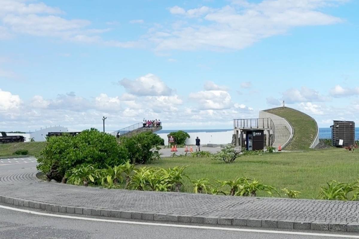 臺東加路蘭遊憩區海景遼闊，常年設有大型裝置藝術，每年吸引數十萬人次到訪。