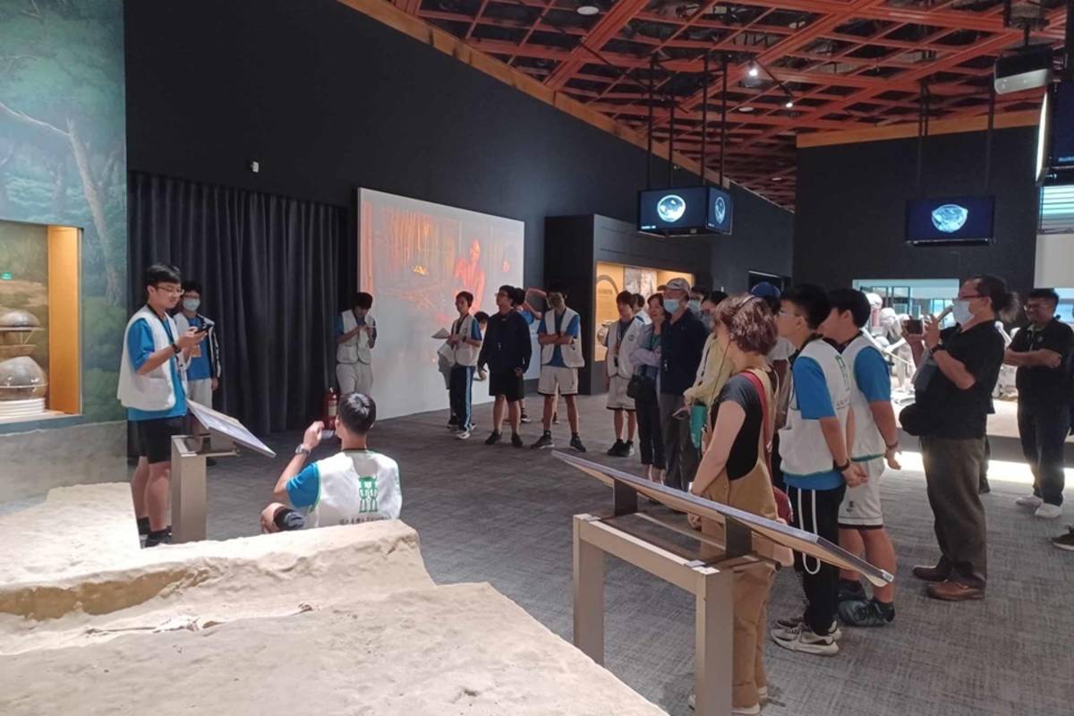 高中青年秘寶解說由國立臺東高中學生以臺語解說臺灣史前史。