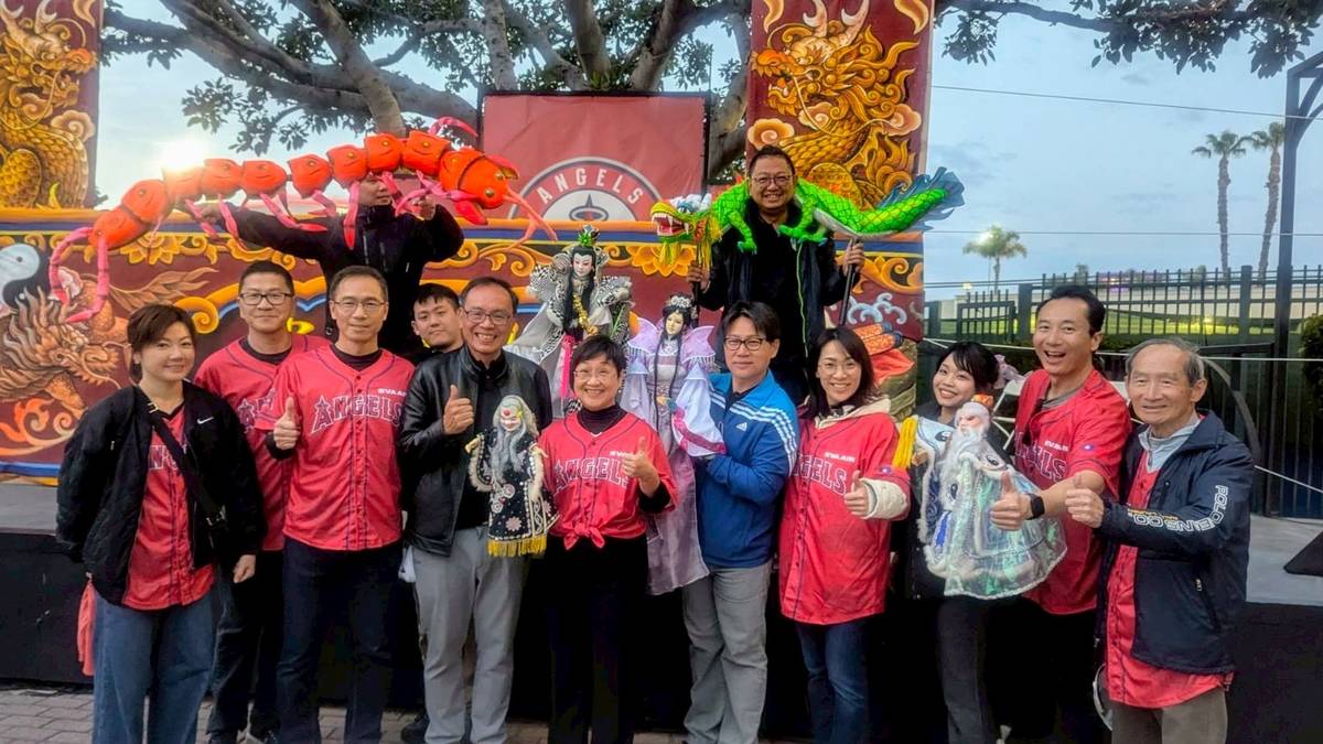 光興閣團員於大聯盟加州天使隊球場與僑委會徐佳青委員長合影