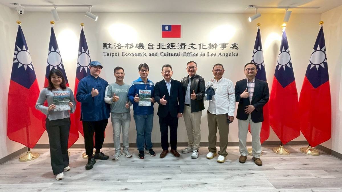 光興閣團隊於駐洛杉磯台北經濟文化辦事處合影