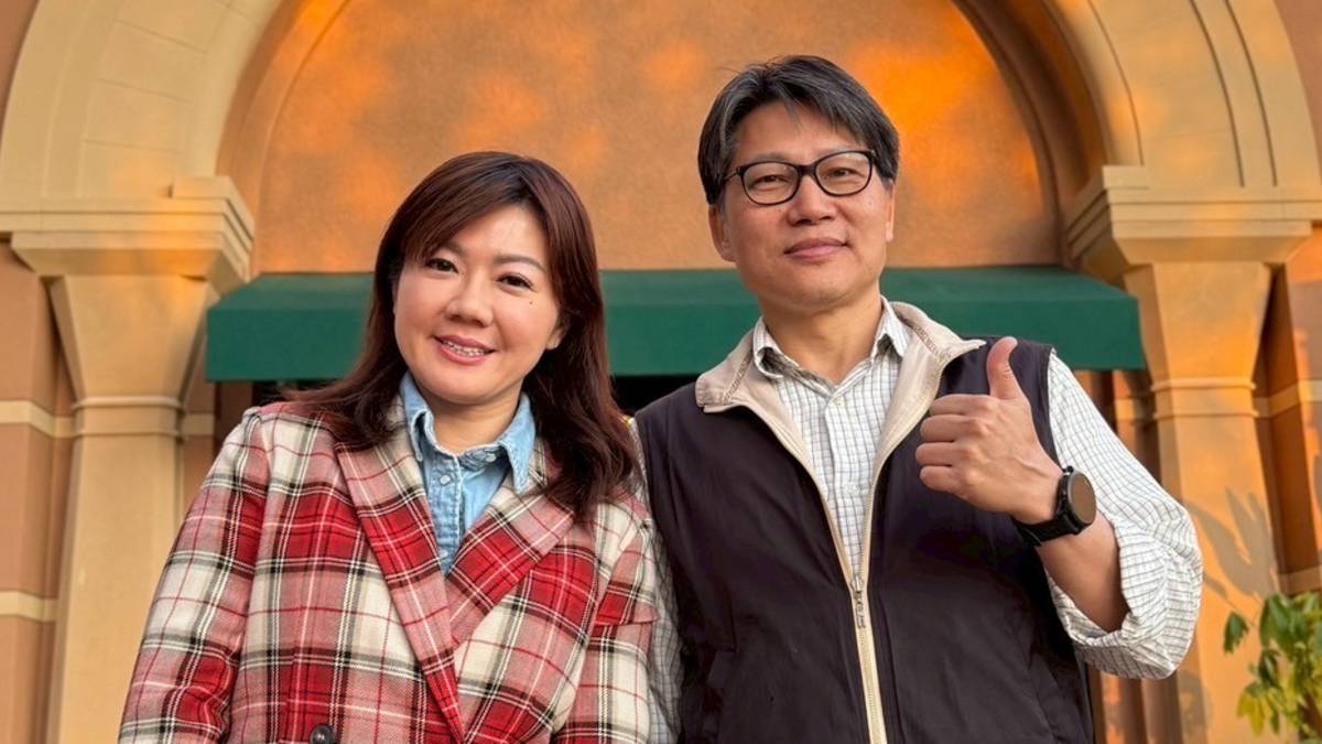 主持人與橙縣僑教中心蕭蓓如主任合影