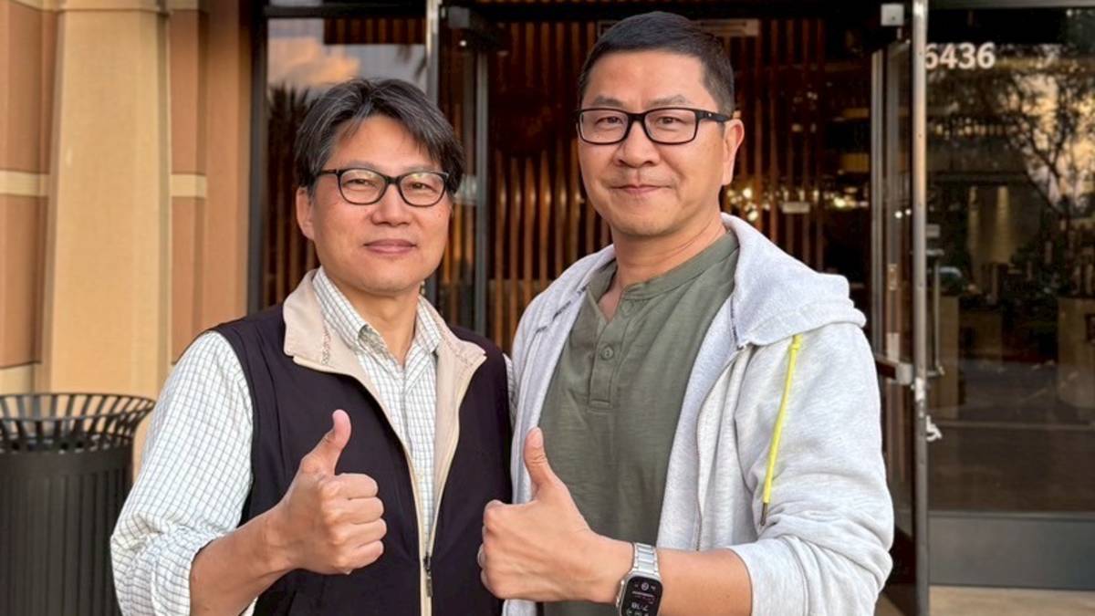 主持人與僑務委員會汪蔚興委員合影