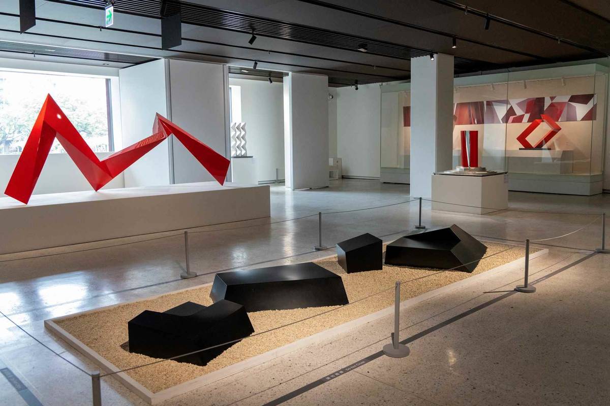 史博館展廳「低限無限」全數展品都是藝術家李再鈐1980年代後迄今的多件公共藝術的原件創作，皆以大型雕塑的造形面世。(史博館提供)