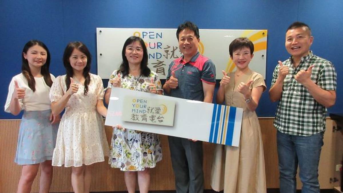 左起 節目主持人（臺中市政府教育局本土語文指導員 李 亭教師、臺中市立向上國民中學 黃聖心組長）來賓（臺中市立大道國中 林雨蓁校長、臺中市立大安國中 蔡仁政校長、臺中市立北屯區大坑國小 李秀美校長）教育電台常罡。
