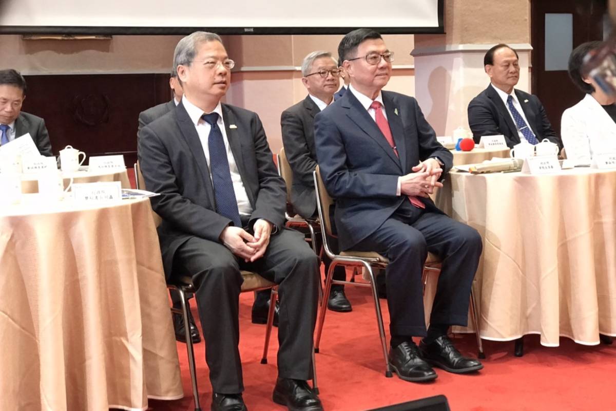行政院院長卓榮泰(右)率領秘書長龔明鑫(左)及政務委員出席記者會。