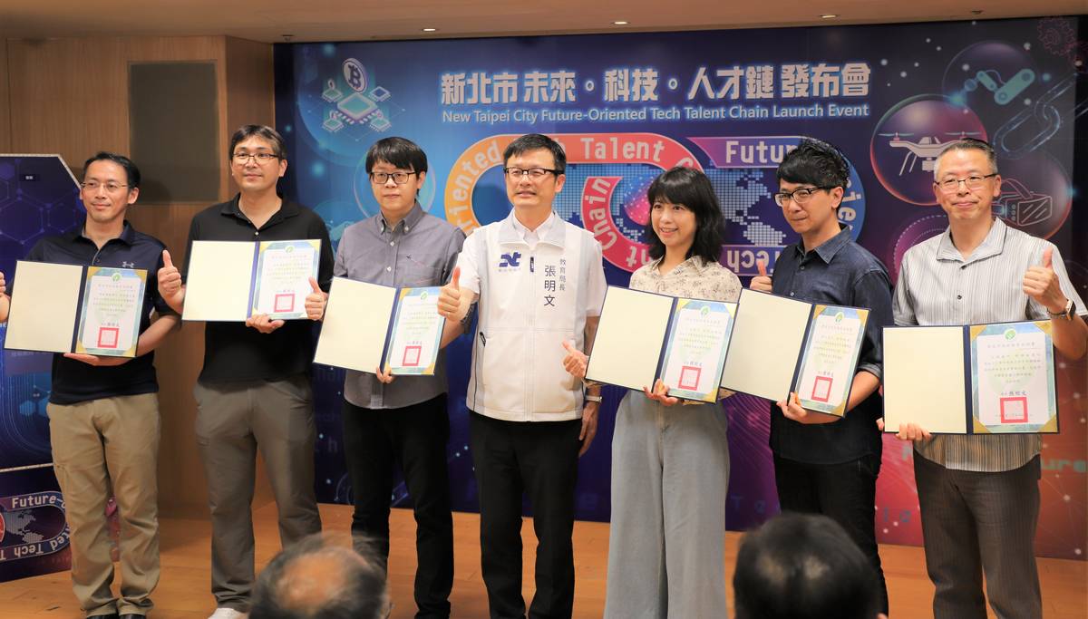 教育局長頒發首批技高半導體種子證書