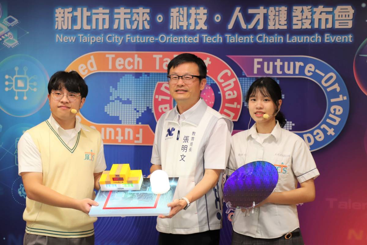 教育局長與樟樹實中學生體驗未來科技，用積木解密半導體製程