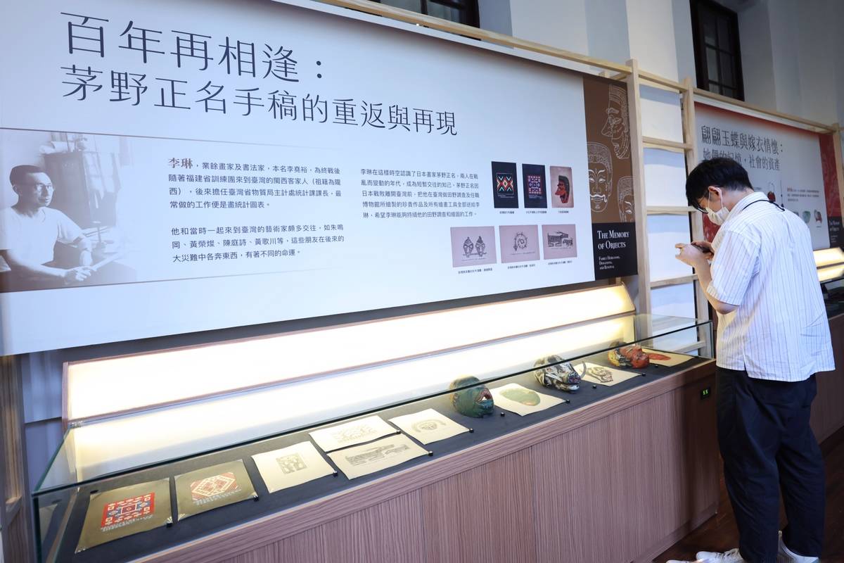 文化部長李遠捐贈父親李琳收藏日本畫家茅野正名手稿，其繪製內容正巧為臺博館館藏。(文化部提供)