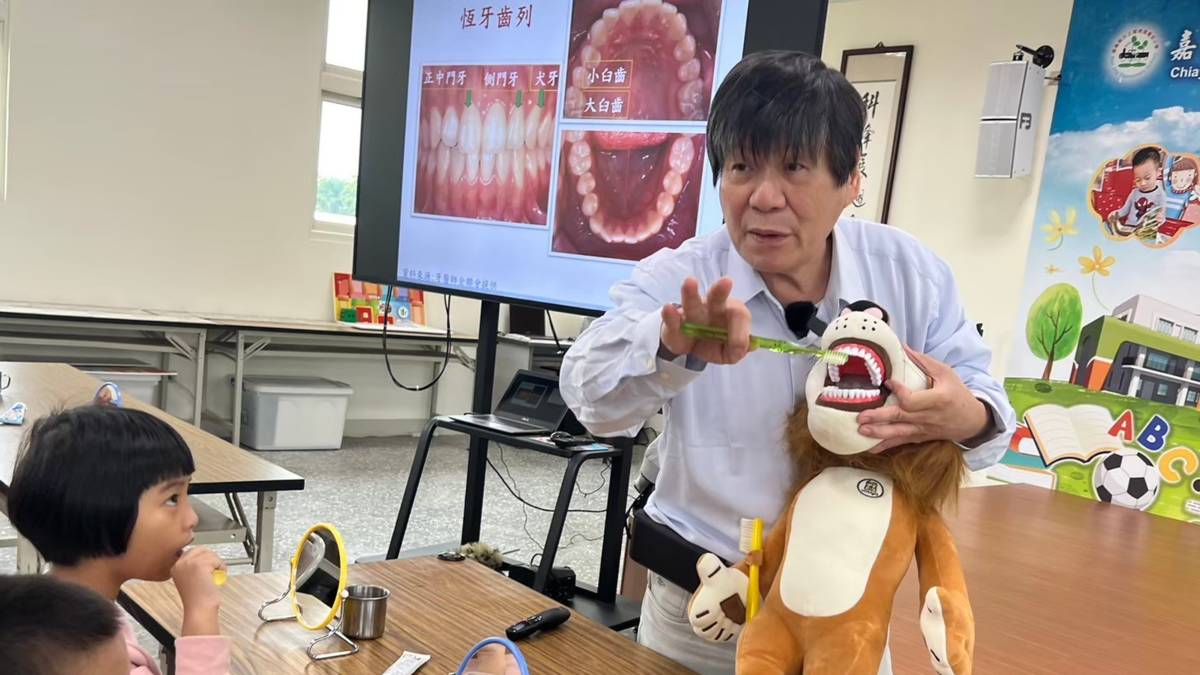 112 學年度「口腔保健績優學校」特優－嘉義縣水上鄉南靖國民小學－校牙醫入校指導潔牙

嘉義縣水上鄉南靖國民小學獲 112 學年度「口腔保健績優學校」特優，位於南靖糖廠內，多為糖廠子弟就讀，量身打造以健康為核心的跨域校訂課程，並結合社區牙醫資源，及鄰近健康相關機構參訪，落實口腔保健教育。透過親師生合作、辦理潔牙比賽、設置含氟牙膏與消毒設備，營造全面支持的健康環境，不單提升孩子自主保健意識，且落實各項保健措施，齲齒率顯著下降，全員健康促進，為孩子奠定幸福人生的基礎。

採訪：嘉義縣水上鄉南靖國民小學曾俊銘校長、曾玲真訓導組長、六年級賴修陞、高鈺琳同學、四年級黃采琳同學
