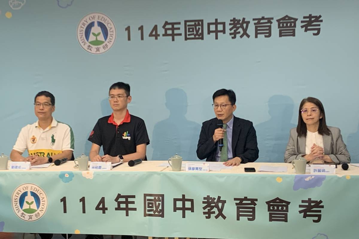 教育部次長張廖萬堅(右2)主持114年國中教育會考數學科解題說明 (記者攝)