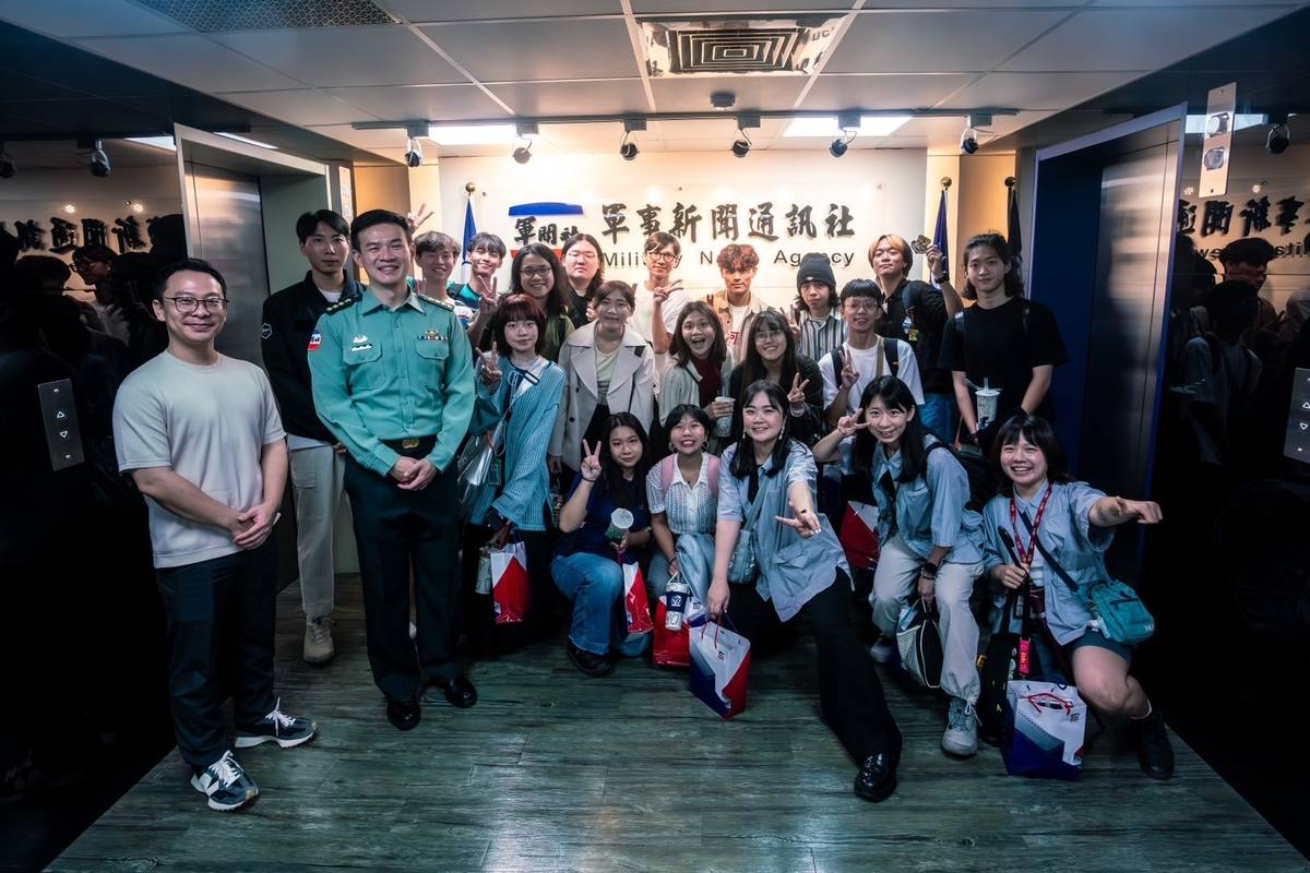 文化總會校園大使軍聞社參訪(文總提供)