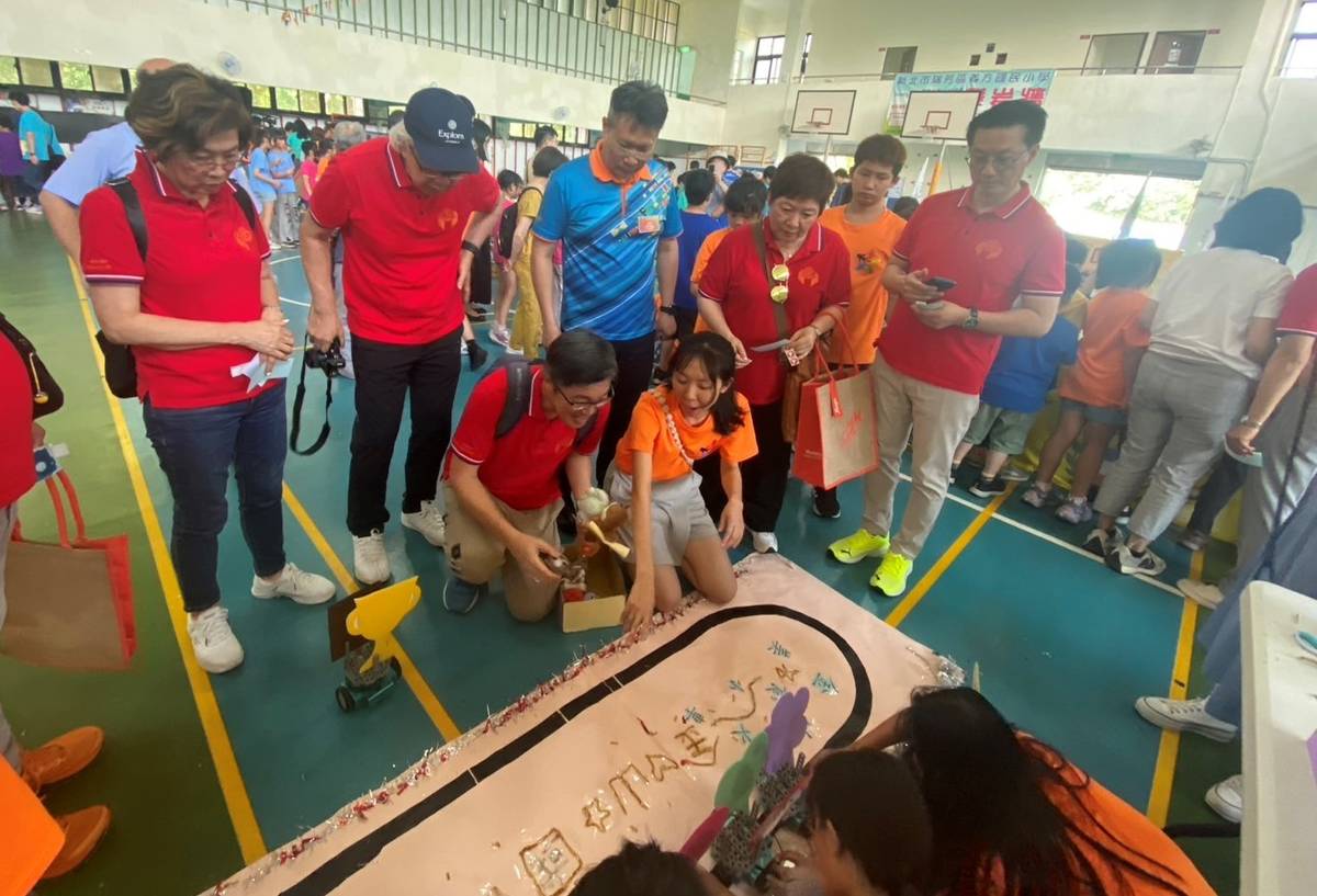 香港半島南扶輪社體驗金山國小攤位，聽學生解說