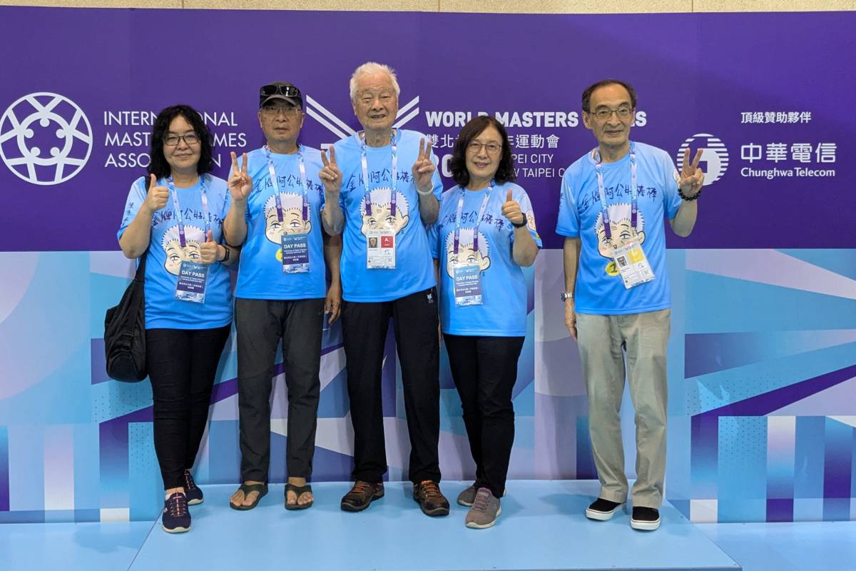 陳彥地選手家人組成加油團，到現場為他加油