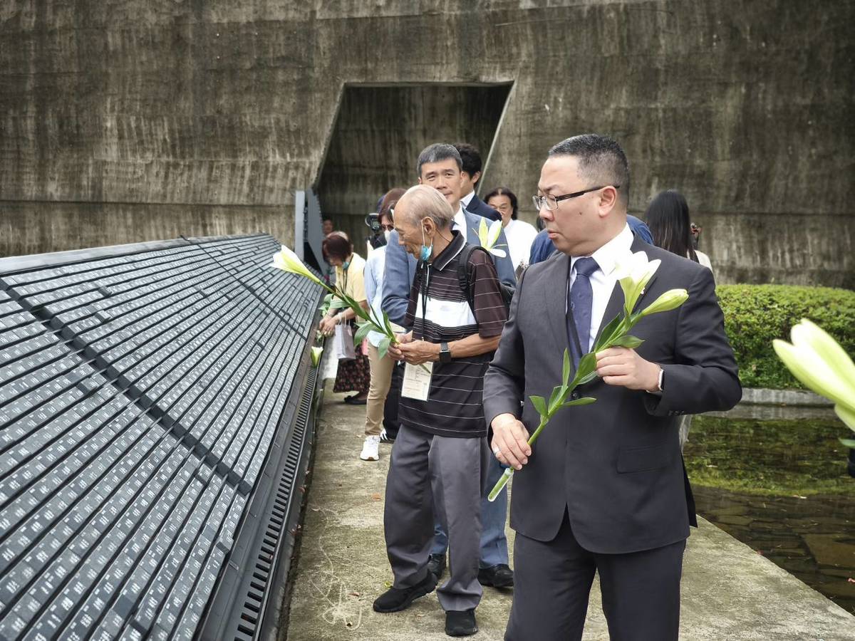 行政院政務委員林明昕前往人權館紀念碑向白恐受難前輩獻花。