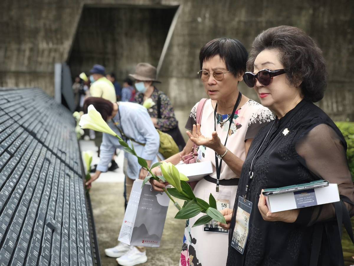 監察委員范巽綠(右)、政治受者難者家屬黃春蘭女士在人權館紀念碑向白恐受難前輩獻花。