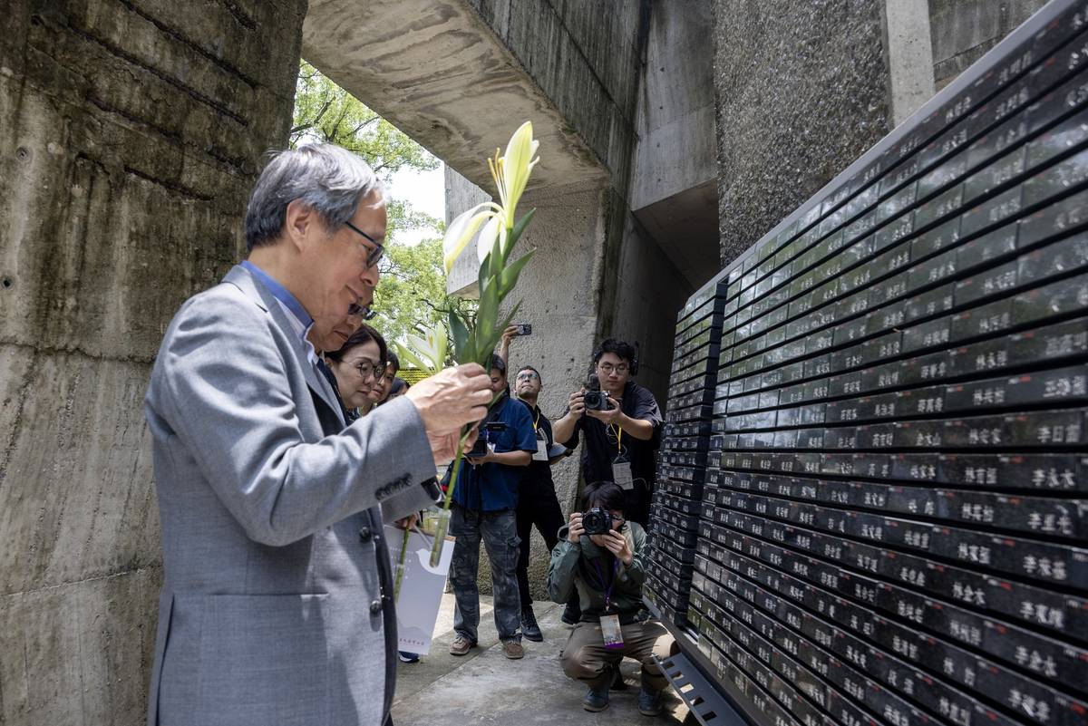 文化部部長李遠在人權館紀念碑向白恐受難前輩獻花。(文化部提供)
