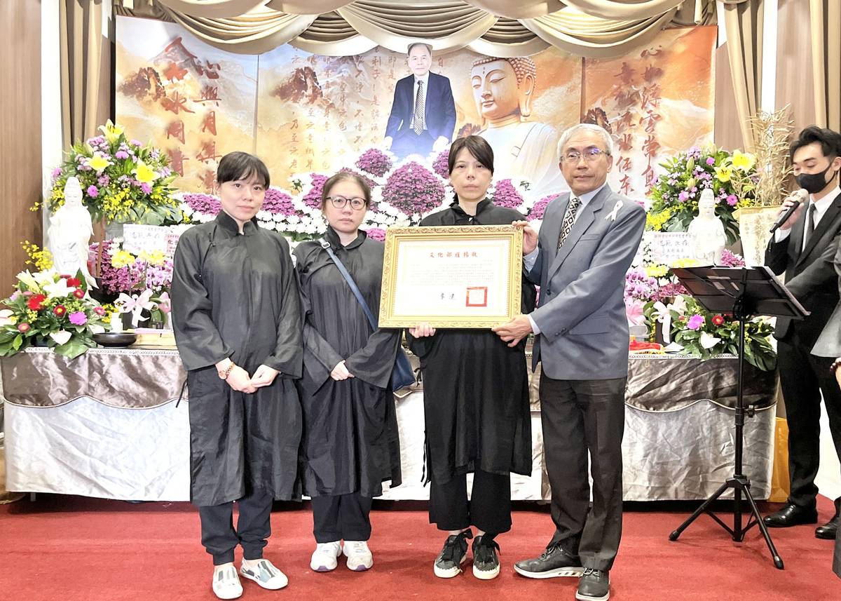 文化部文化資產局長陳濟民（前排右1）頒贈文化部旌揚狀，由蔡共新女兒蔡幸姫（左2）、蔡幸蓉（左3）及蔡玫芬（左1）代表受贈，表彰蔡共新藝師長年致力於鑿花保存與傳承之貢獻。(文化部提供)