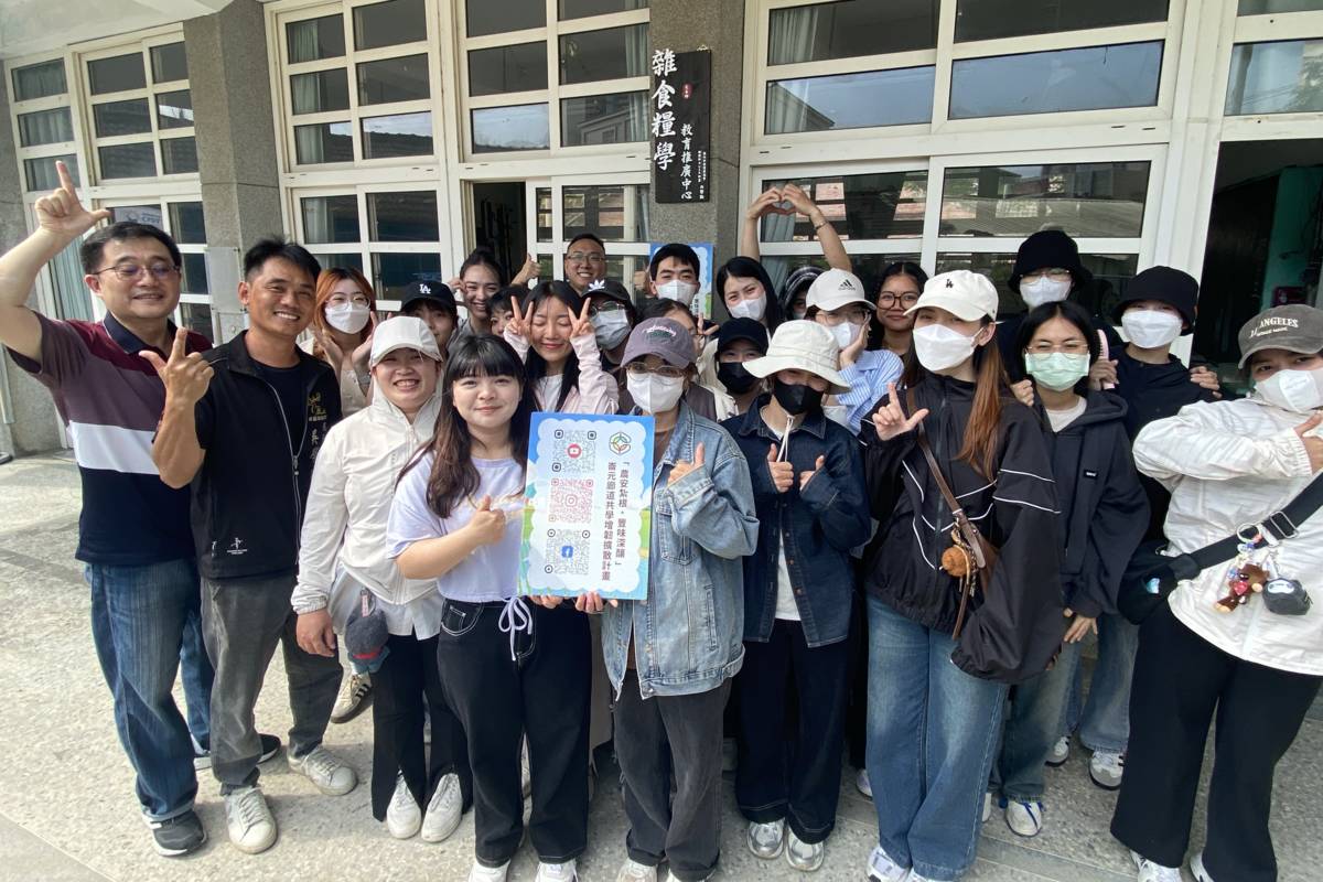 鹿北社區發展協會總幹事吳學展與朝陽科技大學師生合影