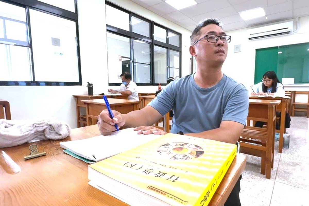 目前就讀空大社工系的吳坤穎，希望未來能用所學回饋社會，不僅積極參與學校活動，也主動協助學校招生，盼影響並帶動更多人投入學習。