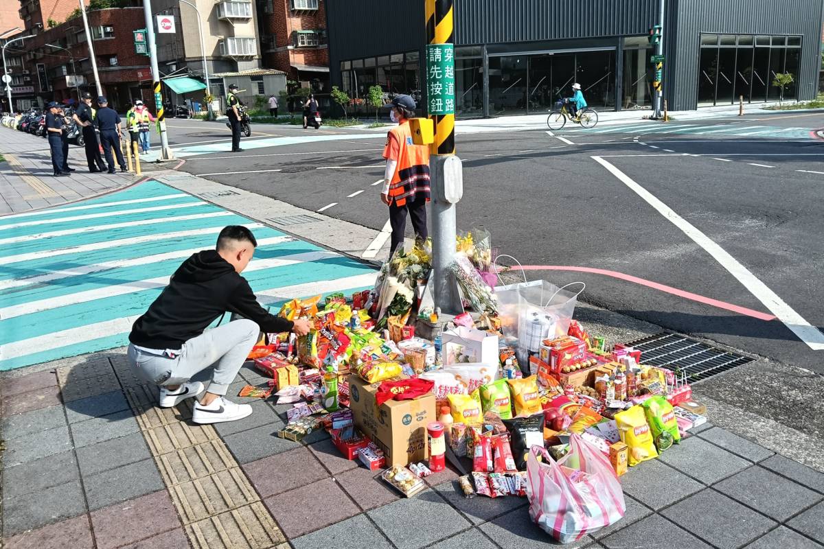 親師生及社區於交通事故路口哀悼致意
