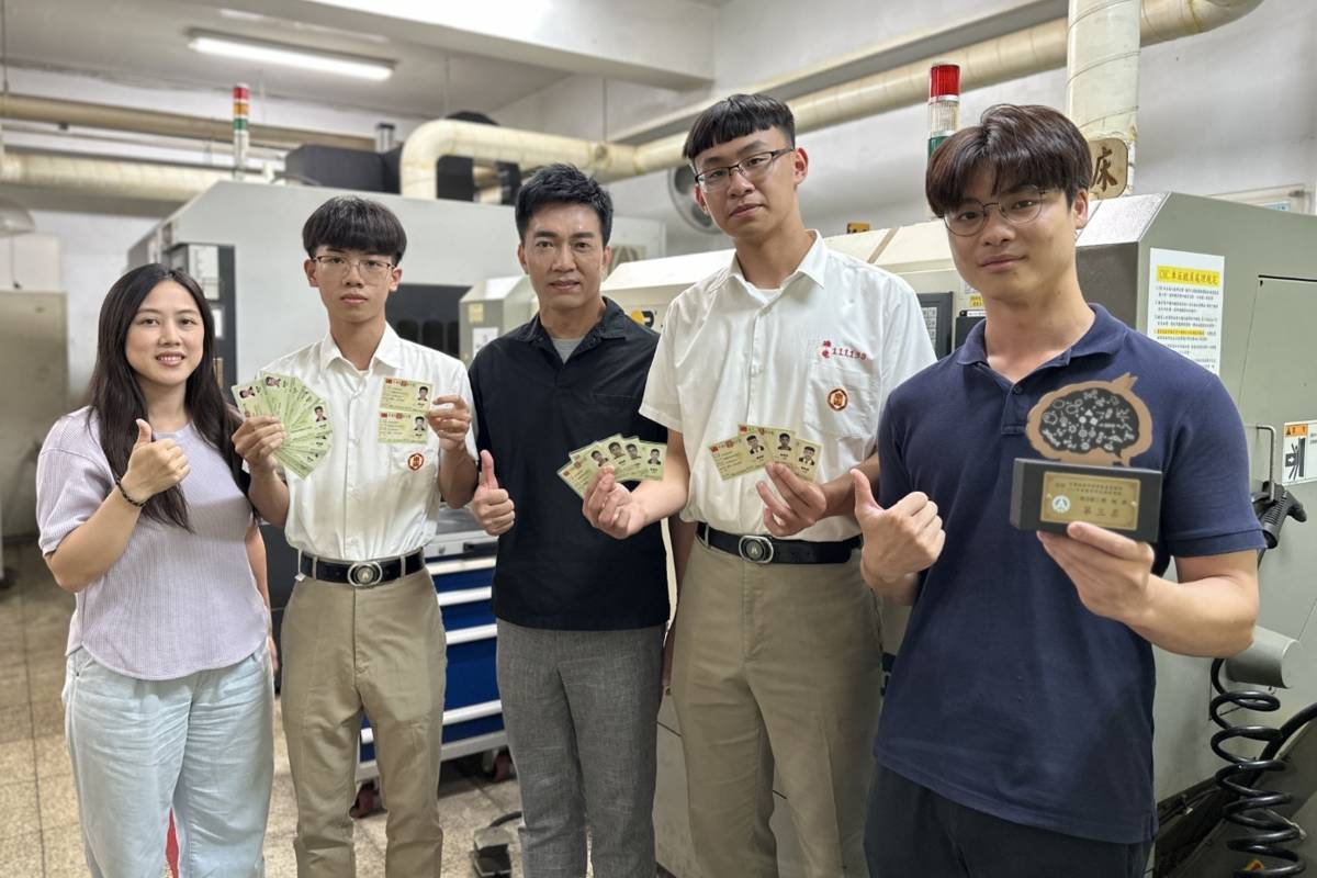 左起胡雅涵導師、賴佳勝同學、李昱平校長、楊博淵同學、陳德逸導師