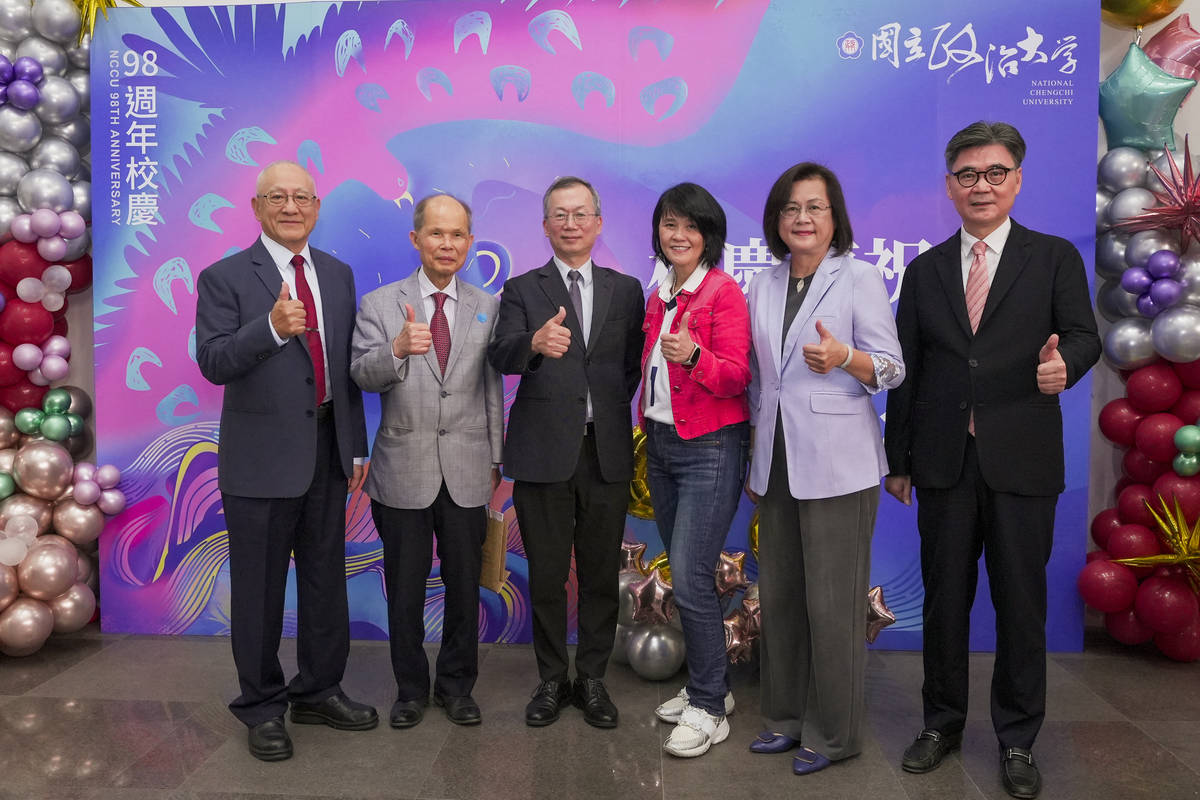政大98校慶大會，校長李蔡彥(左三)頒獎傑出校友獎，得獎人（左起）司徒達賢、魏明光、陳怡樺、蔡碧玉、鄧傳馨。(政大提供)
