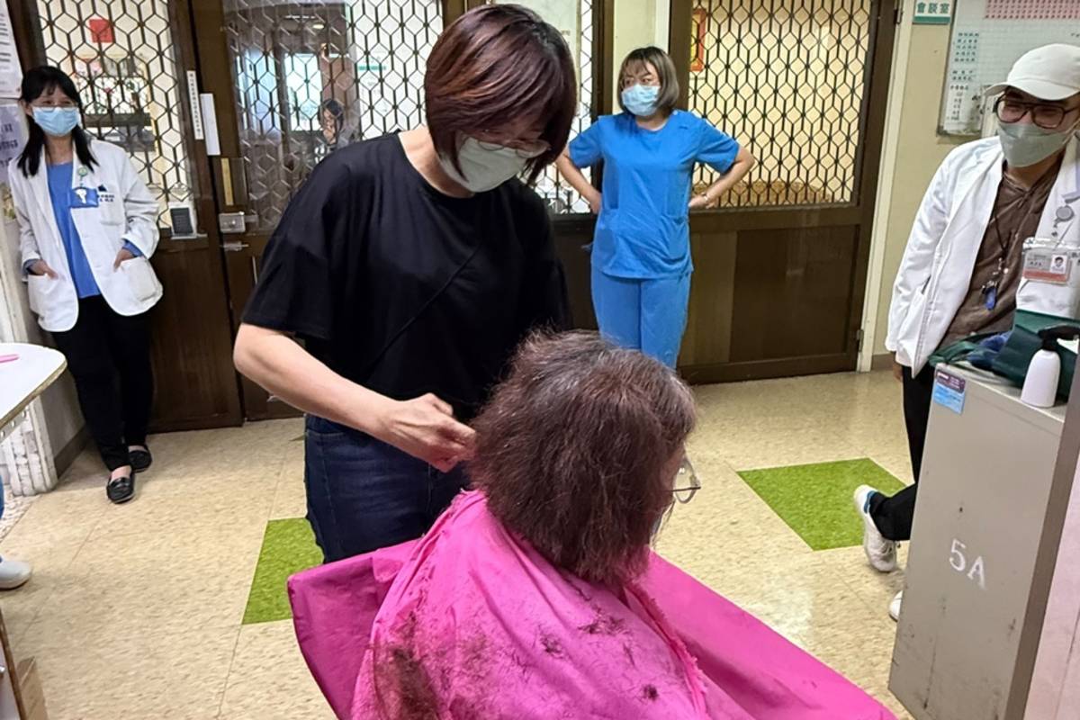 臺東馬偕身心科病房辦義剪，為病友找回自信。